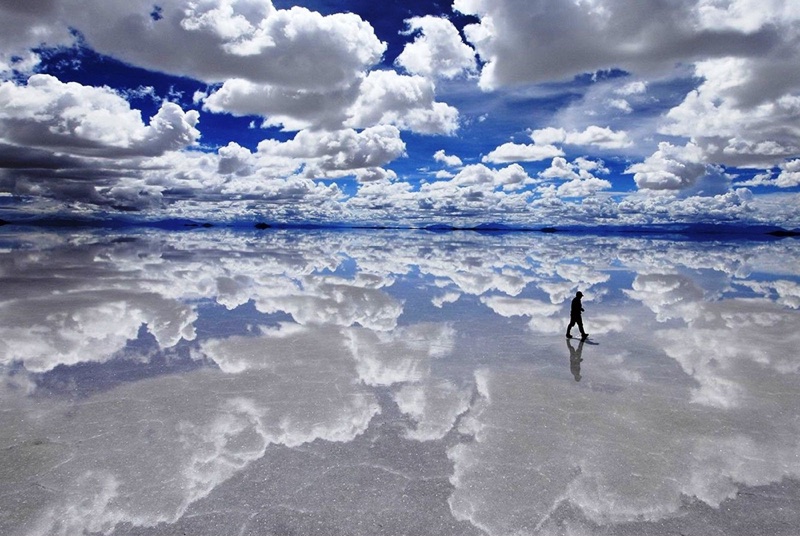 Contemplação no Espelho D’Água do Salar de Uyuni